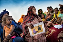 啓発活動を行う、かつてFGMの施術を行っていた女性。施術を受けた孫が命を失いかけたため、施術を止める決意をし、根絶に向けて啓発活動を行っている。（モーリタニア）