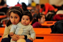 「ブルードット」と呼ばれる難民の子どもと家族の支援拠点で身体を休める子ども。（ギリシャ）