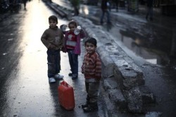 ダマスカス郊外の道で給水タンクを持って水を汲みに行った子どもたち。（2015年11月撮影）