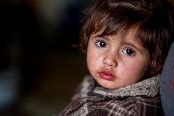 イラクにあるドミズ難民キャンプに家族と共に身を寄せているシリア難民の子ども。