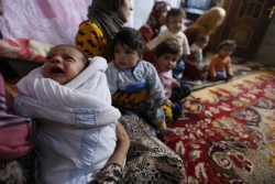 紛争で自宅から避難し、建設途中の建物に身を寄せている子どもたち。（シリア）