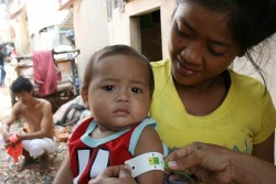 栄養状態の検査を受ける赤ちゃん。（カンボジア）