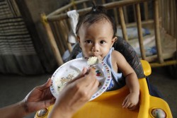 食事をする赤ちゃん。（フィリピン）