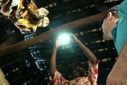 室内に子どもたちに有害な煙が発生したり、目に悪い影響を及ぼす、灯油などの燃料を使った発電の代わりに、安全で安価なLED電球を農村部の家庭に届けている。（ブルンジ）