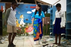 3月21日、サイクロンで全壊したオバラウ島のロレト小学校。図書室だった部屋を訪ねるアグネス大使とエスター・コリタパさん（13才・写真右）とイノケ・バリニサブさん（11才・写真左）。