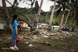 サイクロンで家を失ったコリスタパさんが「カラフルな花が咲き誇る素敵な村だった」と言うトコク村。村の前の海岸も瓦礫で覆われていた。