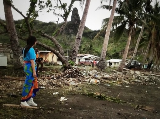 サイクロンで家を失ったコリスタパさんが「カラフルな花が咲き誇る素敵な村だった」と言うトコク村。村の前の海岸も瓦礫で覆われていた。