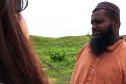 「被災から１カ月も経っているのに、まだこんなに被害が残っていて…。こんなに酷いサイクロンは、はじめてだ」とアグネス大使に語る、ドブイレブ小学校のシャヒム校長。