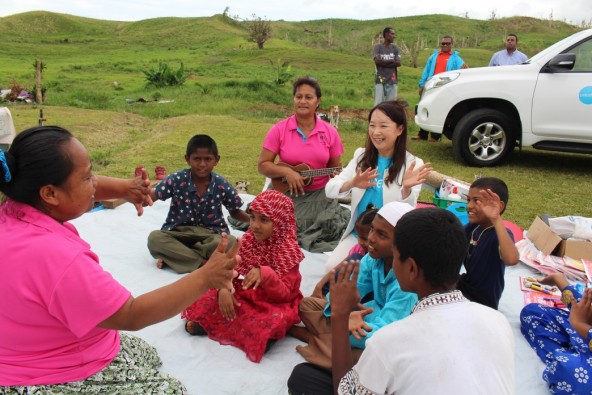 ビチ・レブ島ナウト村。 村の子どもたちと一緒に移動幼稚園のプログラムに参加するアグネス大使。