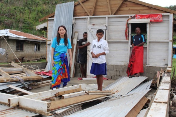 オバラウ島トコウ村。 サイクロンの暴風と高潮で全壊したエスター・コリタパさん（13才）の家で。
