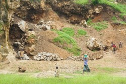 ベロバカの砕石場。多くの幼い子どもたちが家計を助けるために働いている。