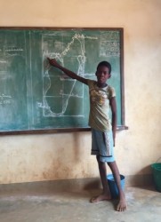 学校で地学の授業を受けるマミタスアくん。