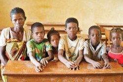 ユニセフの支援により学校に行くことが出来るようになった、マミタスアくん（右から3人目）と4人の兄弟。一番左は母親のヘニンツーアさん。