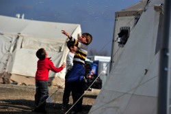 難民一時受け入れ所で、シャボン玉で遊ぶ子どもたち。