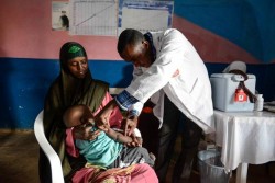 保健センターで予防接種を受ける子ども。（ソマリア）