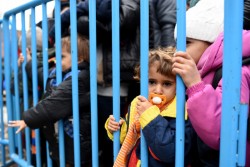 セルビアとの国境付近にあるトランジットセンターの列に並ぶ子どもたち。（マケドニア旧ユーゴスラビア共和国）