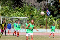 試合をするジョアナさんのチーム。男の子も女の子も、障がいのある子どもも一緒になってサッカーをプレーする。