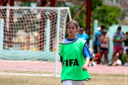 試合をするジョアナさん。ジョアナさんは1年前までは、サッカーをしたこともなかった。