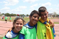 チームメイトと一緒に笑顔を見せるジョアナさんとレクターくん。