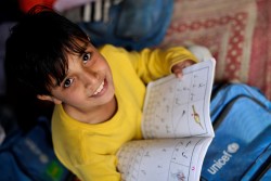 ユニセフが支援する学校で授業を受ける男の子。（パキスタン）