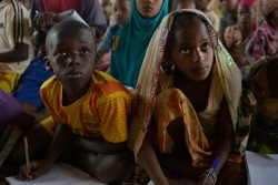 避難民キャンプにある学習スペースでノートをとる子どもたち（中央アフリカ共和国）。