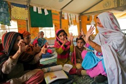 避難所の学校で算数の授業を受ける子どもたち。（パキスタン）
