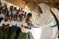 授業を受ける生徒たち。（スーダン）