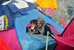 ギリシャ・イドリニのテントに身を寄せる難民の親子。