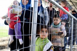 イドリニの難民の一時受け入れセンターに到着した子どもたちや家族。