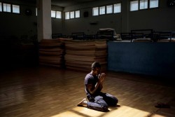 一時受け入れ所に身を寄せる、保護者を伴わずにイタリアに辿り着いたガンビアの少年。