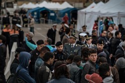 イタリアのシチリア島パレルモに辿り着いた難民や移民たち。