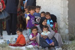 アレッポ郊外にある村の医療センターの外で順番を待つ家族や子どもたち。