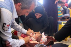 アレッポ郊外にある村の医療センターで予防接種を受ける子ども。