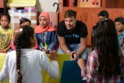 レバノン北部にあるユニセフが支援する子どもたちのための安全な空間でシリア難民の子どもたちと話をするマーティン大使。