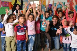 レバノン北部にあるユニセフが支援する子どもたちのための安全な空間の子どもたちを訪問したマーティン大使。