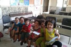 予防接種を受ける順番を待つシリアの子どもたち。