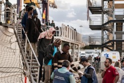 イタリアに辿り着いた難民・移民の人々。