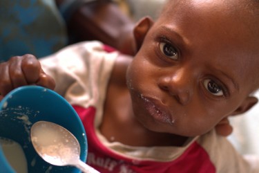 半月前、祖母に連れられ50km離れた村から保健施設に担ぎ込まれた、重度の急性栄養不良の治療を受けるトゥハフェニくん（1歳半）。エルニーニョの影響により干ばつと洪水が繰り返し発生したアンゴラでは、多くの子どもたちが重度の急性栄養不良に苦しんでいる。
