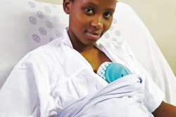 未熟児で生まれた生後2週間の息子を抱く母親、ズィンレさん（南アフリカ共和国クワズール・ナタール州Prince Mshiyeni記念病院にて）