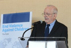 子どもへの暴力撤廃のためのグローバル・パートナーシップの立ち上げにあたり、ユニセフ事務局長アンソニー・レークは暴力根絶に向けたメッセージを訴えた。 （ニューヨーク）