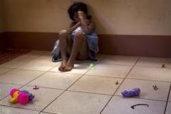 両親に育児放棄され、路上で3年間暮らしていた7歳の女の子。ユニセフが支援するセンターに保護された。（ニカラグア）