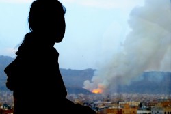空爆により破壊された自分の家を見る少女（イエメン・サヌア、2015年4月撮影）※本文との直接の関係はありません。