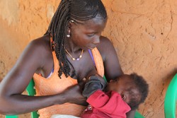 生後3カ月の息子ペドロジンホくんを母乳で育てる、母親のナニザさん。すでに2人の息子を生後6カ月まで母乳のみで育てた経験がある。
