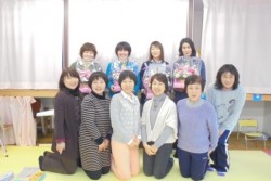 最終回の参加者。前列中央が、講師を務められた日本プレイセラピー協会の本田涼子さん（右）と松岡展世さん（左）
