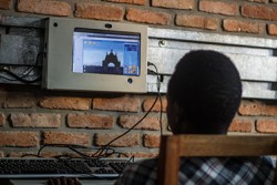 デジタル・キオスクでパソコンの画面に見入る男の子。子どもたちはICTや数学について学ぶことができる。