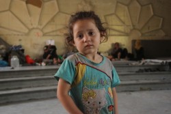 仮設避難所となっている幼稚園で暮らすシリアの女の子。（アレッポ、2016年8月撮影）　※本文との直接の関係はありません。
