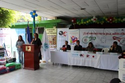 式典であいさつをする、ユニセフ・エルサルバドル事務所のベゴニャ・アレジャノ副代表。