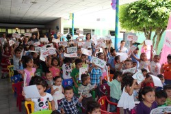 啓発ツールを手に、「さようならジカ熱」と合言葉を唱える子どもたち。