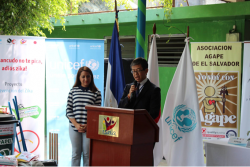 式典で挨拶を述べられる、在エルサルバドル日本大使館より川真田一穂 公使参事官。