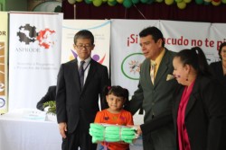 清掃キットを受け取る子ども